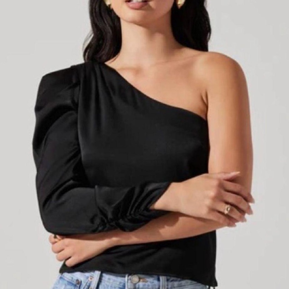 NWT ASTR the Label Silky Black One Sleeve Top Blouse, Small